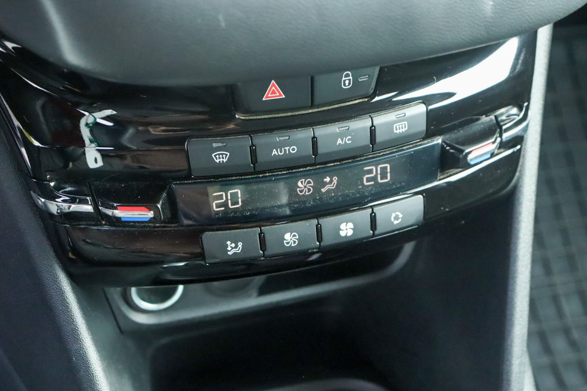 Peugeot 208 1.2 Puretech Active - obrázok 20